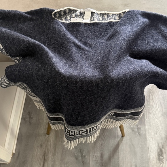 DIOR OBLIQUE REVERSIBLE
PONCHO - Picture 8 of 9